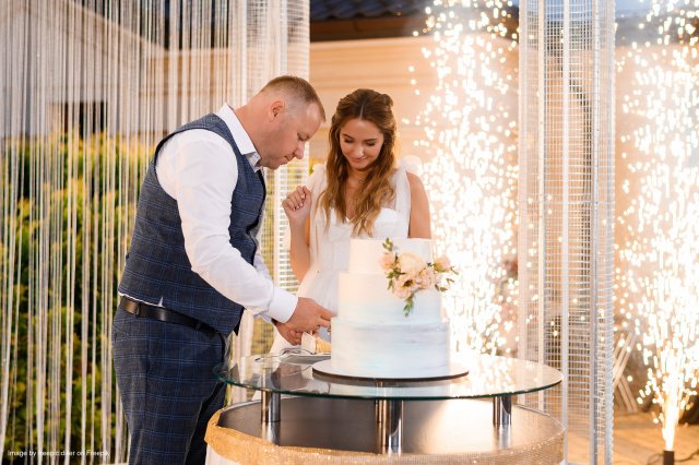Sparkling Fountains | Brides Couple Cutting Weding Cake